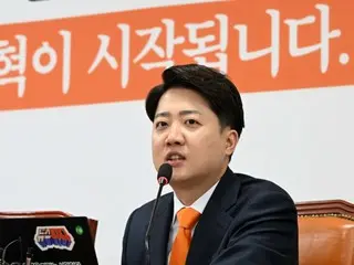 Nhà lập pháp của Đảng Cải cách mới Lee Jun-seok nói với cựu lãnh đạo Hàn Quốc Han Dong-hoon, ``Nếu ông giữ vững ý chí chính trị, có thể một ngày nào đó chúng ta sẽ gặp nhau.'' - Hàn Quốc