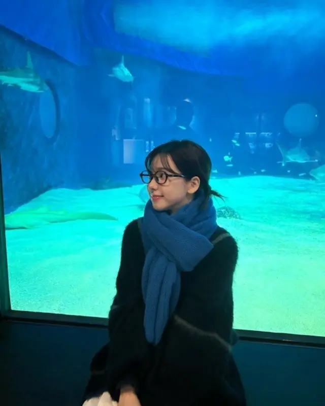 「aespa」KARINA、水族館で“彼女ショット”…めがねのパーツが壊れちゃった？