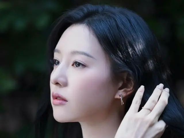 Kim JiWoo-won, nổi tiếng từ bộ phim truyền hình “Queen of Tears”, nhìn từ bên ngoài trông bất khả chiến bại ... Những bức ảnh hậu trường ống đồng tỏa sáng với khí chất của một nữ thần