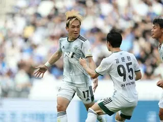 Yoshihiro Kunimoto đang bị nợ phí bảo hiểm y tế Hàn Quốc, chơi tốt ở K League nhưng rời đội do lái xe trong tình trạng say rượu.