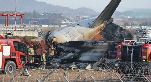 29日午前、全羅南道務安国際空港で着陸中の航空機が滑走路を離脱し、フェンスの外壁と衝突した中、事故現場で消防隊員たちが人命救助をしている