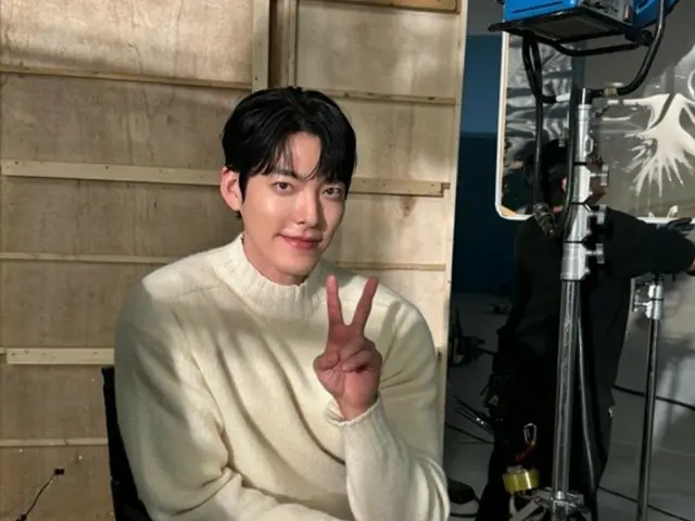 Thêm nữa là Kim WooBin có vóc dáng tuyệt vời và sự dễ thương... Hậu trường chụp ảnh quảng cáo được tung ra