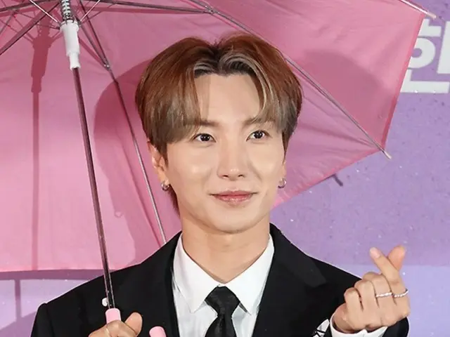 "SUPER JUNIOR" Lee Teuk giải thích về việc tái sử dụng trang phục cho concert của SM... "Chỉ may quần áo thôi cũng tốn hàng triệu won... Chỉ mặc một lần thì thật lãng phí."