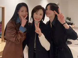 "Người này" hớp hồn Song Hye Kyo, Lim Jiyeon...vui vẻ giữa "vườn hoa"