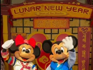 Cư dân mạng Trung Quốc phản ứng với việc Chuột Mickey mặc Hanbok tại Disneyland ở Mỹ...Tại sao?