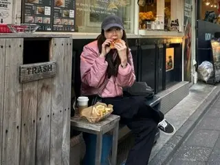 Nữ diễn viên Choi Ji Woo bị bắt gặp đang quay "mukbang đường phố" khi đang đi du lịch ở Nhật Bản! ..."Công chúa Cửu" tự nhiên