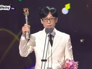 Yu Jae Suk giơ cao chiếc cúp và nói, "Giải thưởng lớn thứ 20 trong 20 năm... Tôi đã làm được rồi" = "Giải thưởng Giải trí SBS"