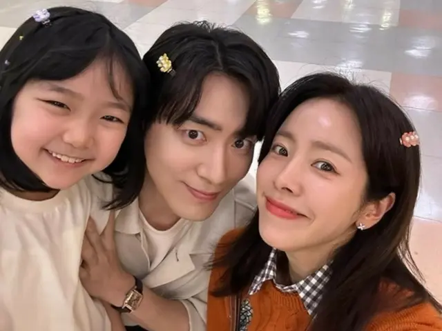 Nữ diễn viên Han JIMIN và nam diễn viên Lee Jun Hyuk trông giống như một "gia đình thực sự" trong bức ảnh này với một diễn viên nhí... Chỉ cần nhìn thôi cũng thấy ấm lòng