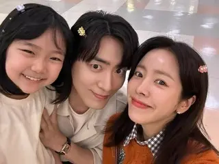 Nữ diễn viên Han JIMIN và nam diễn viên Lee Jun Hyuk trông giống như một "gia đình thực sự" trong bức ảnh này với một diễn viên nhí... Chỉ cần nhìn thôi cũng thấy ấm lòng