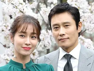 Nữ diễn viên Lee Min Jung và con trai cả tham dự sự kiện JSA để ủng hộ chồng cô Lee Byung Hun... một gia đình gắn bó