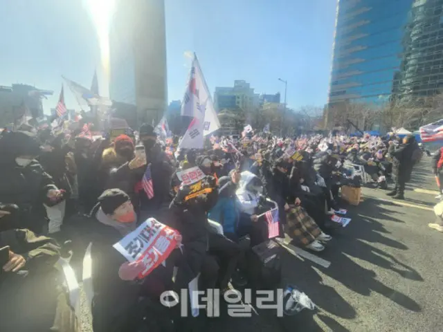 Các nhóm bảo thủ chen chúc ở trung tâm thành phố Seoul trong cái lạnh giá buốt... "Đây là lệnh thiết quân luật khẩn cấp được hiến pháp bảo đảm" - Truyền thông Hàn Quốc