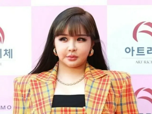 BOM (2NE1) khẳng định tin đồn hẹn hò với nam diễn viên Lee Minho là "sự thật" nhưng... cô ấy đã xóa hết tài khoản phụ chưa?