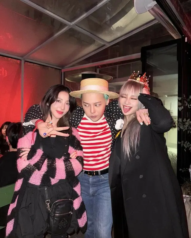 「2NE1」DARA＆CL、G-DRAGONと肩を組んでポーズ…YGファミリーの仲のいいスリーショット