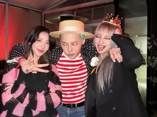 Dara và CL của 2NE1 tạo dáng tay trong tay với G-DRAGON... Bức ảnh ba người thân thiện của gia đình YG