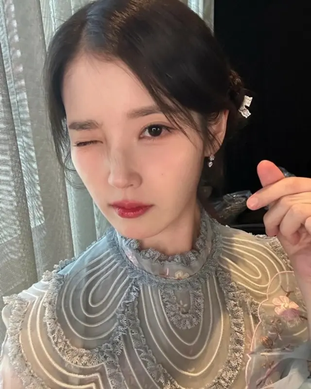 IU（アイユー）、イ・ジョンソクに向けたウィンク＆指ハート？…ラブリー“春の妖精”ビジュアル公開