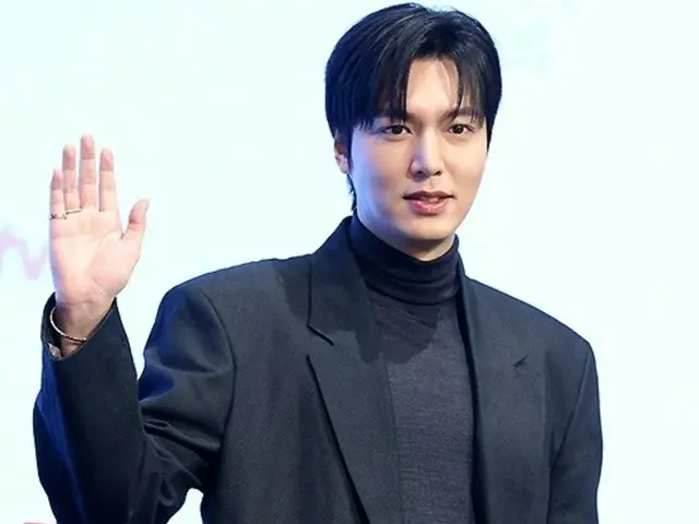 Diễn viên Lee Minho và MC Baek Seulgi của buổi gặp gỡ người hâm mộ cũng khen ngợi tính cách của anh ấy