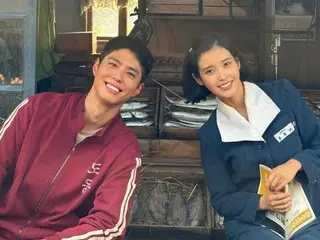 IU & Park BoGum, "cặp đôi nhà quê" có ngoại hình tuyệt đẹp... Họ luôn bên nhau ngay cả khi không có máy quay