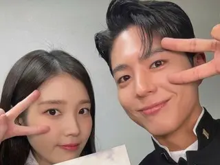 IU và Park BoGum trông tuyệt vời trong trang phục thập niên 70... hình ảnh tươi mới