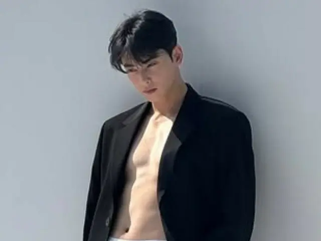 Cha Eun Woo (ASTRO) đẹp như tranh vẽ, nhan sắc chuẩn quốc bảo và cơ bụng săn chắc