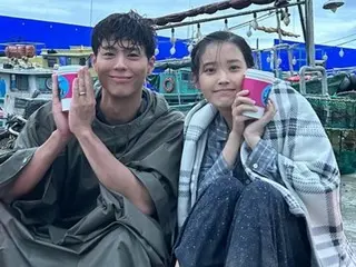 IU tung ảnh ướt át của cô và chồng Park BoGum... Thu hút sự chú ý trên phim trường