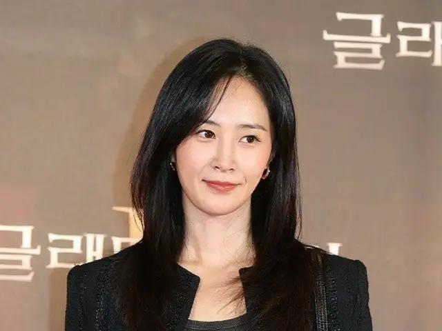 Yuri (Girls' Generation) tiết lộ rằng 60% trang phục trong phim "Invasion" là những bộ cô đã từng mặc trước đây, "Những bộ trang phục giống hệt trong ảnh cũ sẽ xuất hiện trong phim"