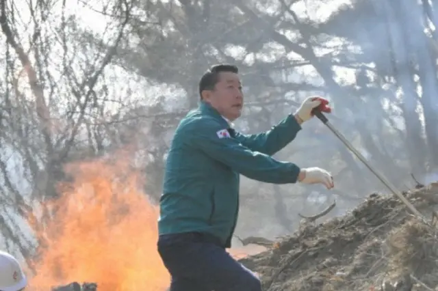 「山火事だ」の知らせに会議を中断して消火に向かった順昌郡長＝韓国