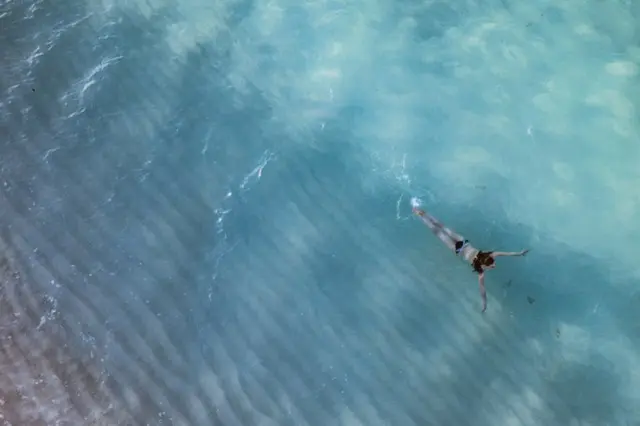 「サメに噛まれ、性的暴行が相次ぐ」...旅行注意報が発令された「地上の楽園」