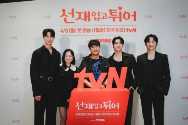 ビョン・ウソクからホ・ヒョンギュまで、「ソンジェ背負って走れ」チームが再び集った！…1周年を記念