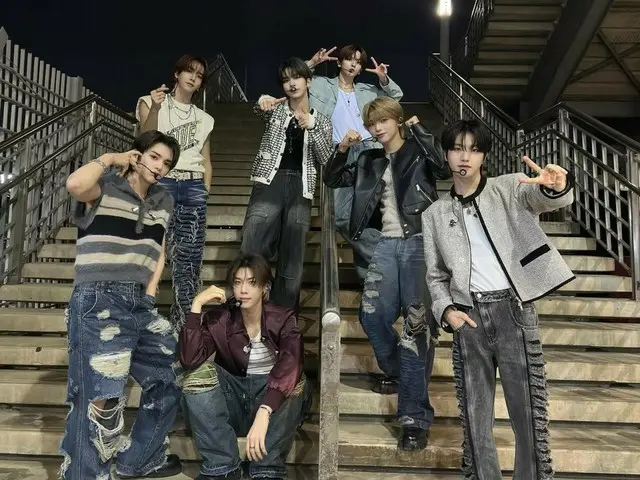 "n.SSign", thời trang quần jeans gợi cảm và dễ thương... "Tôi chỉ có thể nhìn thấy Cosmo giữa đám đông khán giả"