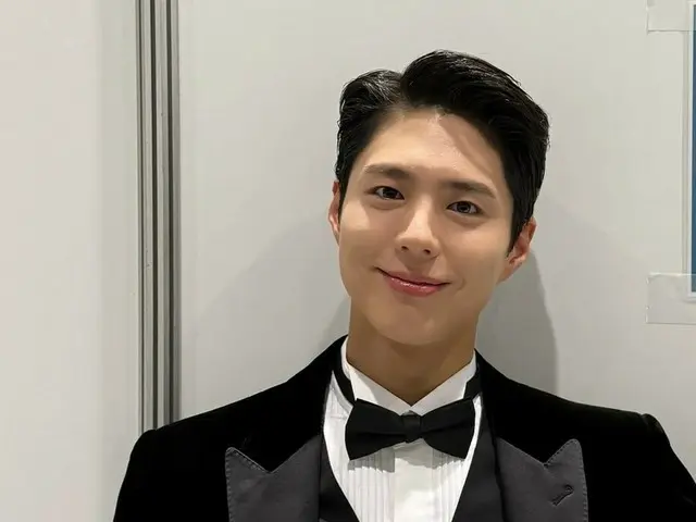Park BoGum, trong bộ vest đẹp và nụ cười dịu dàng... Chào hỏi sau khi kết thúc nhiệm vụ MC tại Lễ trao giải nghệ thuật Baeksang
