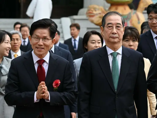 Cựu Thủ tướng Han Deok-soo, người đang chạy đua với tư cách độc lập, đã gặp gỡ ứng cử viên chính thức của đảng cầm quyền... Liệu họ có "đoàn kết"? = Hàn Quốc