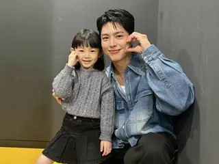 Câu chuyện đẹp của Park BoGum vẫn tiếp tục... Anh khiến cô bé Geum-myung chào Suzy (cựu Miss A) như thể cô là con gái ruột của anh tại Lễ trao giải Nghệ thuật Baeksang