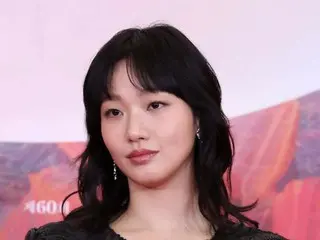 Nữ diễn viên Kim GoEun tặng hoa và giỏ trái cây cho toàn thể nhân viên công ty vào Ngày của cha mẹ