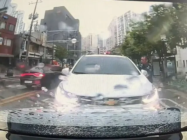 Xe cảnh sát chặn tài xế 'bất tỉnh' lái xe ngược chiều ở Seoul