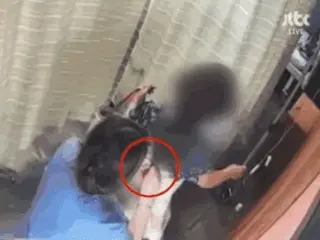 Một y tá hành nghề được cấp phép của Hàn Quốc liên tục tháo chiếc vòng cổ vàng ra khỏi một đứa trẻ bị sốt cao chỉ trong 10 giây