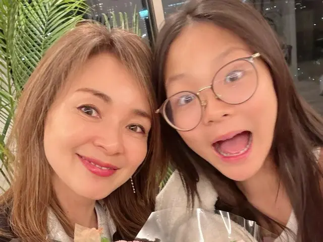 Người mẫu SHIHO, có chồng là Yoshihiro Akiyama, nhận được món quà đầu tiên từ con gái Saran vào Ngày của Mẹ... "Tôi vui vì con bé tự mua nó cho mình?"