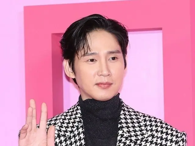 Park Sung Hoon, người đã buộc phải rời khỏi một chương trình sau khi gói AV của anh bị gỡ bỏ ngay lập tức, đang trở lại trong bộ phim hài lãng mạn "Efficient Encounters for Unmarried Men and Women"... Liệu anh có thể giành lại được dư luận?