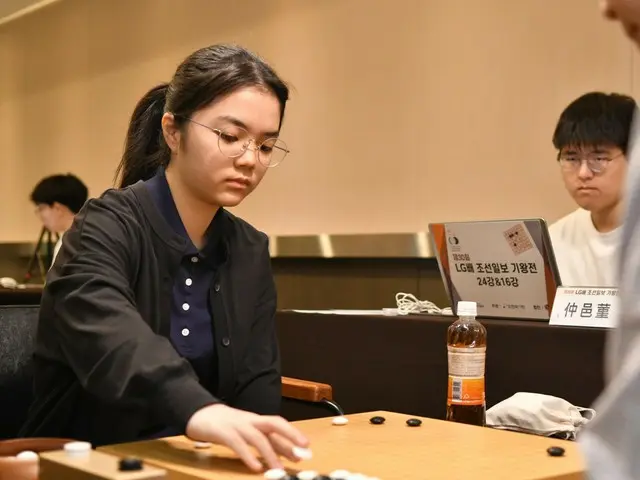 Nakamura Sumire (đẳng cấp 4) đánh bại Wang Ri Seong (đẳng cấp 9) để tiến vào vòng chung kết của "Giải đấu cờ vây LG Cup Chosun Ilbo"