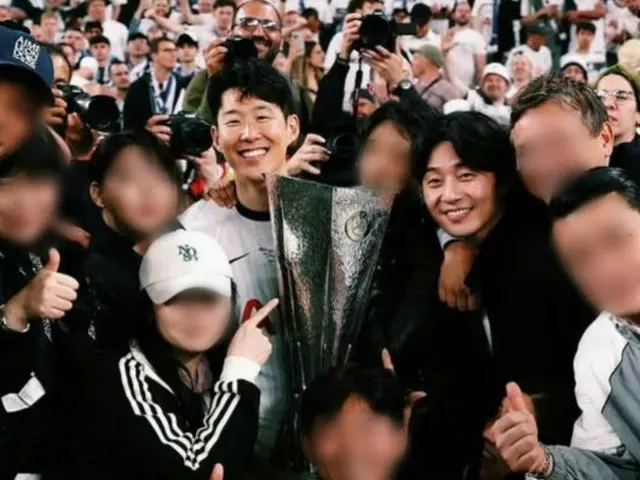 Cầu thủ bóng đá Son Heung Min giành được chiếc cúp đầu tiên của mình...cùng với người bạn thân nhất Park Seo Jun bên cạnh