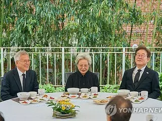 Ứng cử viên Lee Jae-myung ăn trưa với cựu Tổng thống Moon trong nỗ lực tập hợp những người ủng hộ = bầu cử tổng thống