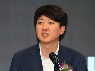 Kim Yong-tae, chủ tịch Ủy ban ứng phó khẩn cấp của Quyền lực Nhân dân, nói với Lee Jun-seok, ứng cử viên tổng thống của Đảng Cải cách Mới, "Chúng ta hãy tiến tới chiến thắng trong cuộc bầu cử tổng thống với sự thống nhất áp đảo." (Hàn Quốc)
