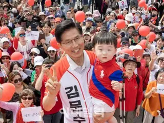 Ứng cử viên Kim Moon-soo đã khóc trong bài phát biểu tại Gumi, kêu gọi: "Danh dự của cựu Tổng thống Park Geun-hye phải được khôi phục".