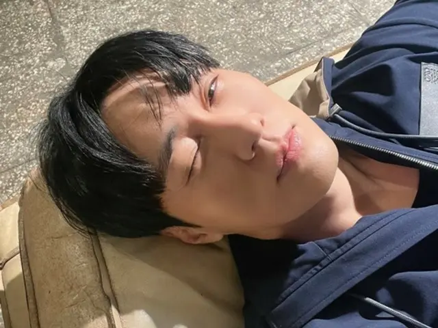 Nam diễn viên So Ji Sub khoe vẻ tinh nghịch trong bức ảnh tự sướng