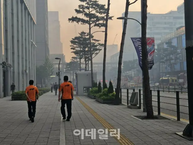 Cháy ở Seoul gây đau mắt... Người dân và du khách "chạy loạn" vì khói