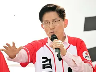 Kim Moon-soo, ứng cử viên tổng thống của đảng Quyền lực Nhân dân: "100 triệu won cho mỗi đứa trẻ bạn sinh ra...số tiền này sẽ được trả thành nhiều đợt khi chúng vào tiểu học, trung học cơ sở và trung học phổ thông" (Hàn Quốc)