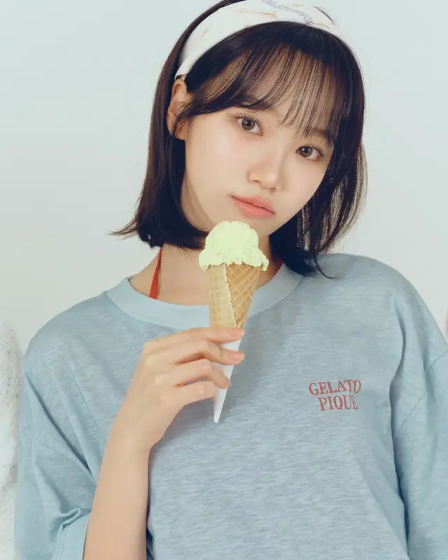 キム・チェウォンICEワンポイントビッグTシャツからブルーをチョイス。同コレクションのICEバンダナをアクセントにしたコーデでクール＆キュートなコーディネート。