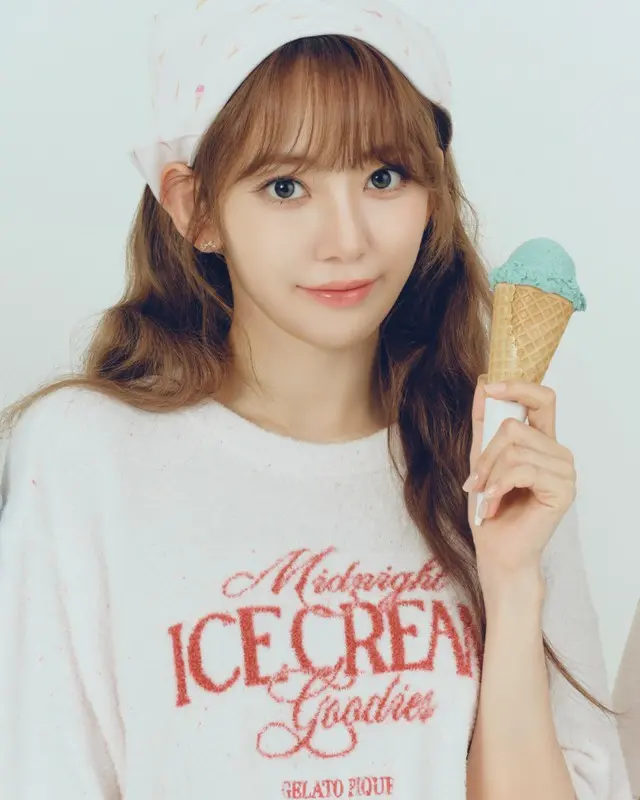 宮脇咲良トップスのプルオーバーとアクセサリーのバンダナをピンクでそろえることで、柄物でも統一感のあるワントーンコーデがかなう。