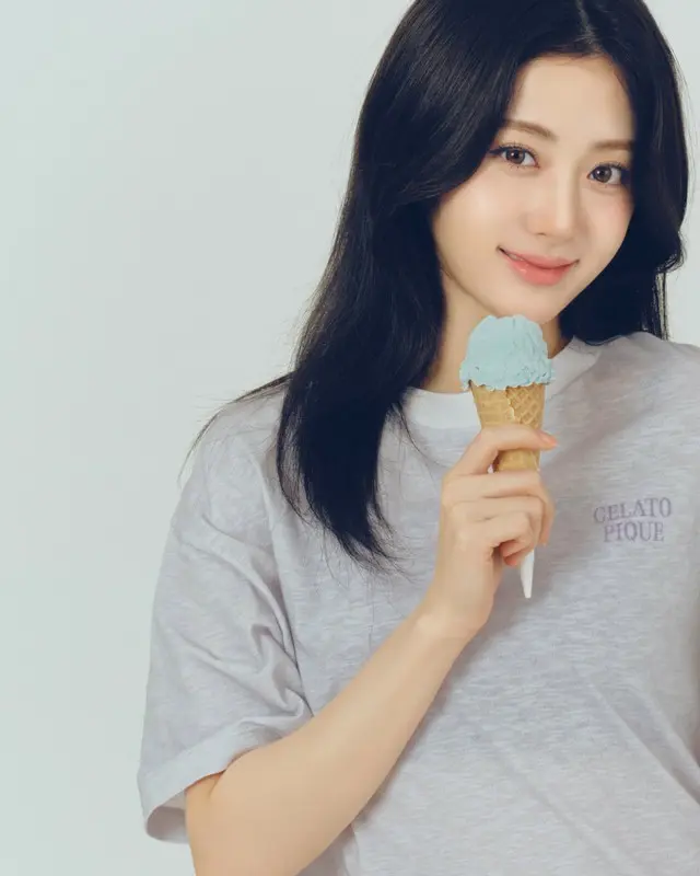 ホ・ユンジンビッグTシャツの裾からちらっと見える、ショートパンツのチョコチップとストロベリーアイスの総柄がポイント。程よい透け感のあるTシャツなので、インナーのカラーを効かせるのもおすすめ。