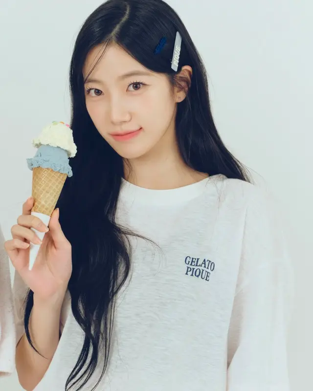 カズハビッグTシャツのオフホワイトが涼しげで夏らしいコーディネート。ブラックのソックスを合わせればクール＆アクティブな印象、