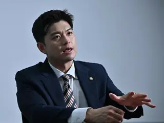 Kim Yong-tae, chủ tịch ủy ban ứng phó khẩn cấp của Quyền lực Nhân dân, cho biết, "Chúng tôi đang cân nhắc sửa đổi luật bầu cử để cho phép 'đóng dấu trực tiếp' vào các lá phiếu bỏ trước... Chủ tịch ủy ban quản lý bầu cử nên xin lỗi" (Hàn Quốc)